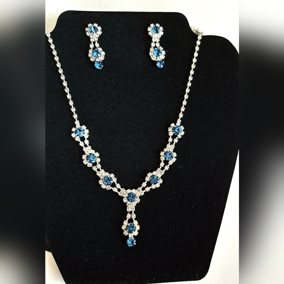 FASHION JEWELRY COLLECTION NECKLACE AND EARRINGS SET IN A BEAUTIFUL BLUE TOPAZ - Picture 2 of 4